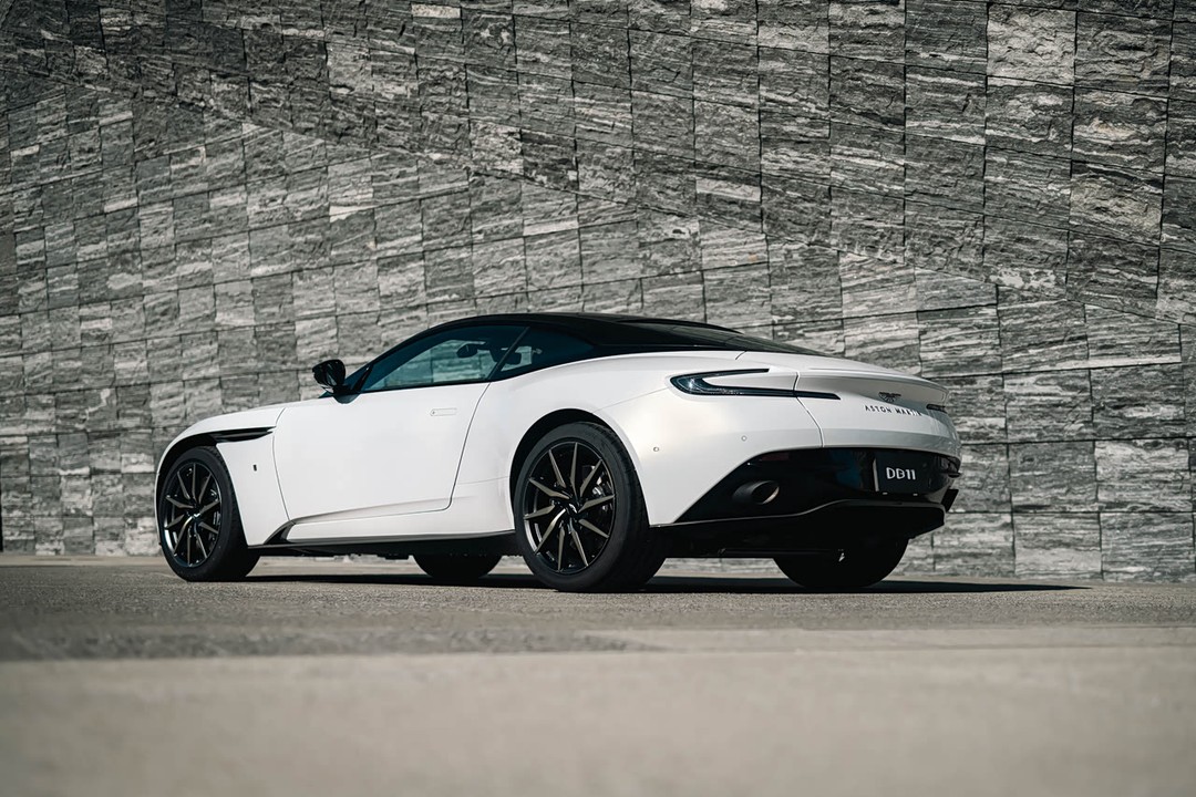 Aston Martin Db11 - Miniature 4