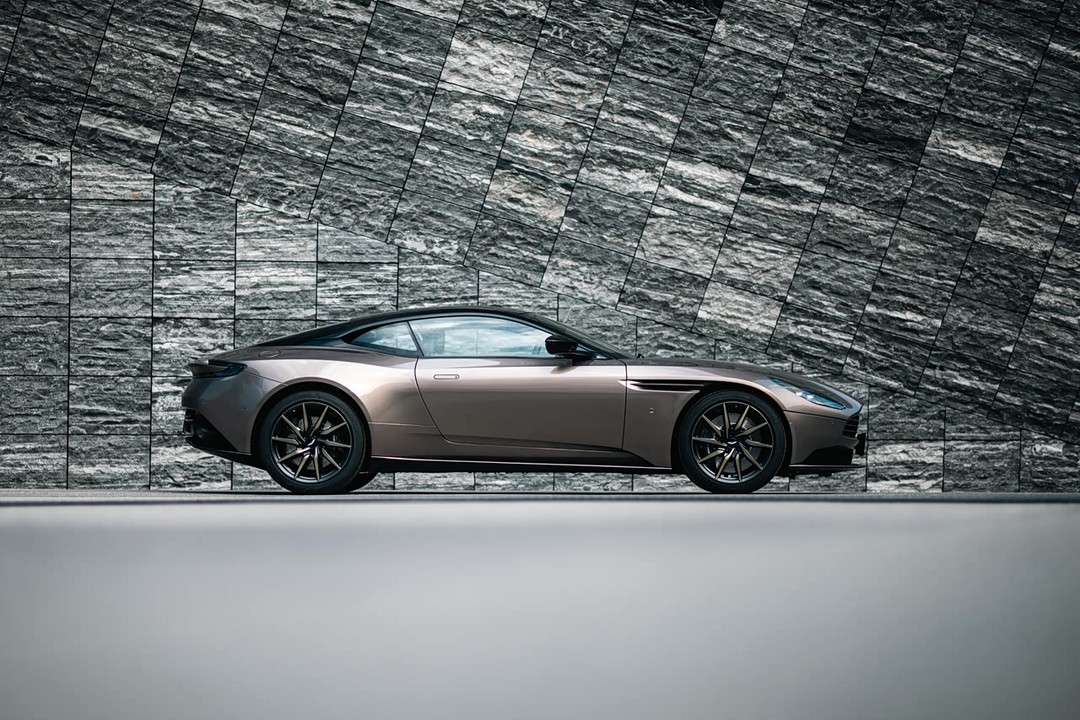 Aston Martin Db11 - Miniature 7