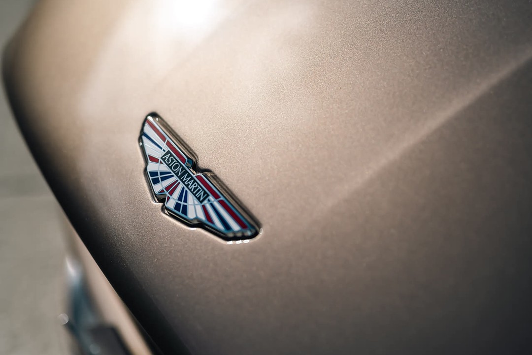 Aston Martin Db11 - Miniature 10