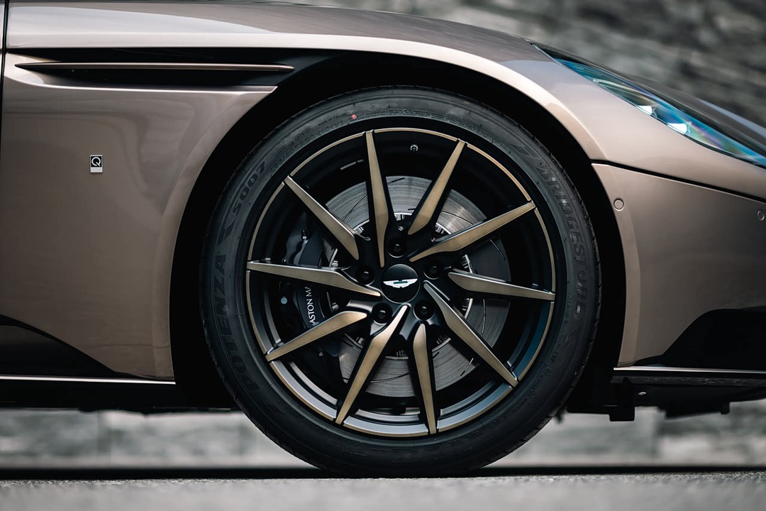Aston Martin Db11 - Miniature 11