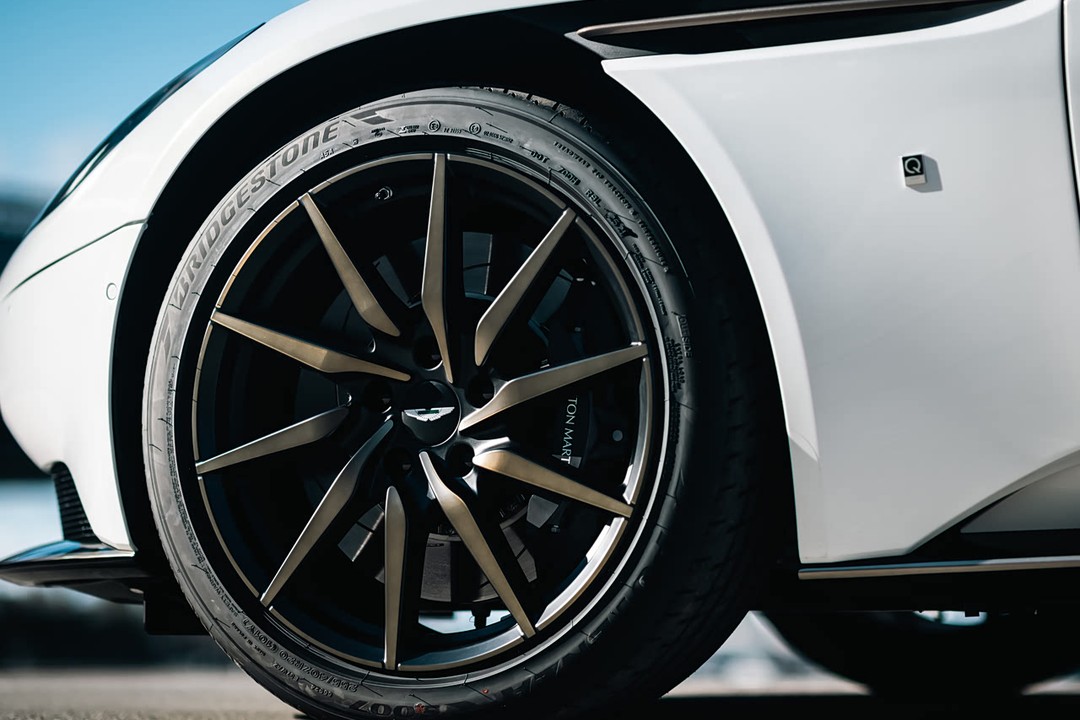 Aston Martin Db11 - Miniature 13