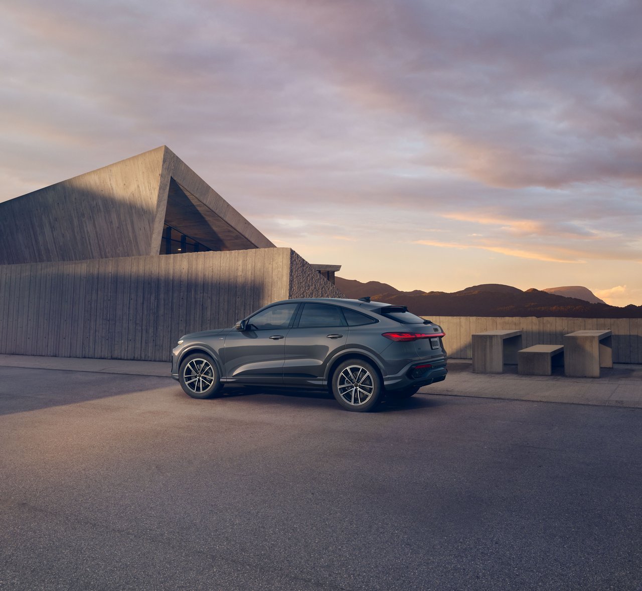 Audi Q5 Sportback - Miniature 3