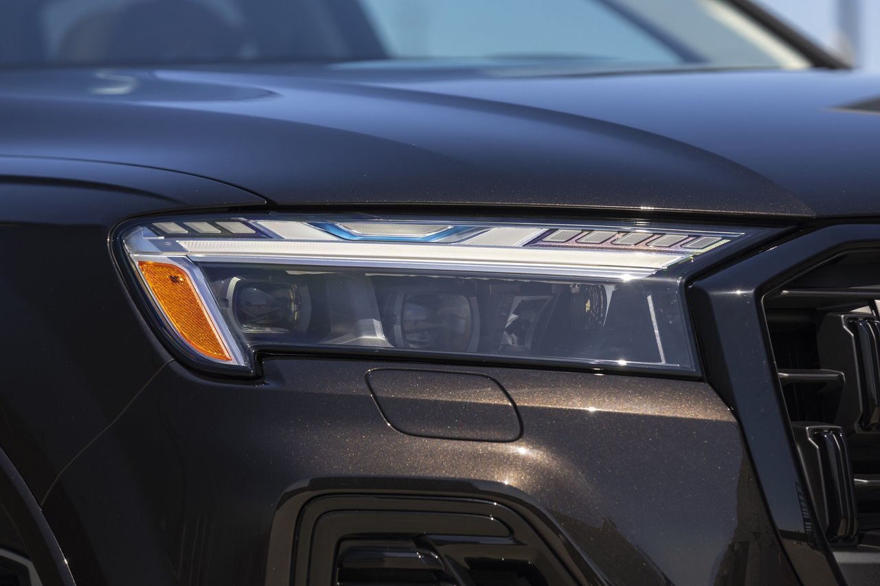 Audi Q7 - Miniature 7