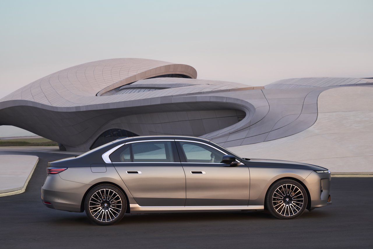 BMW Série 7 - Miniature 4