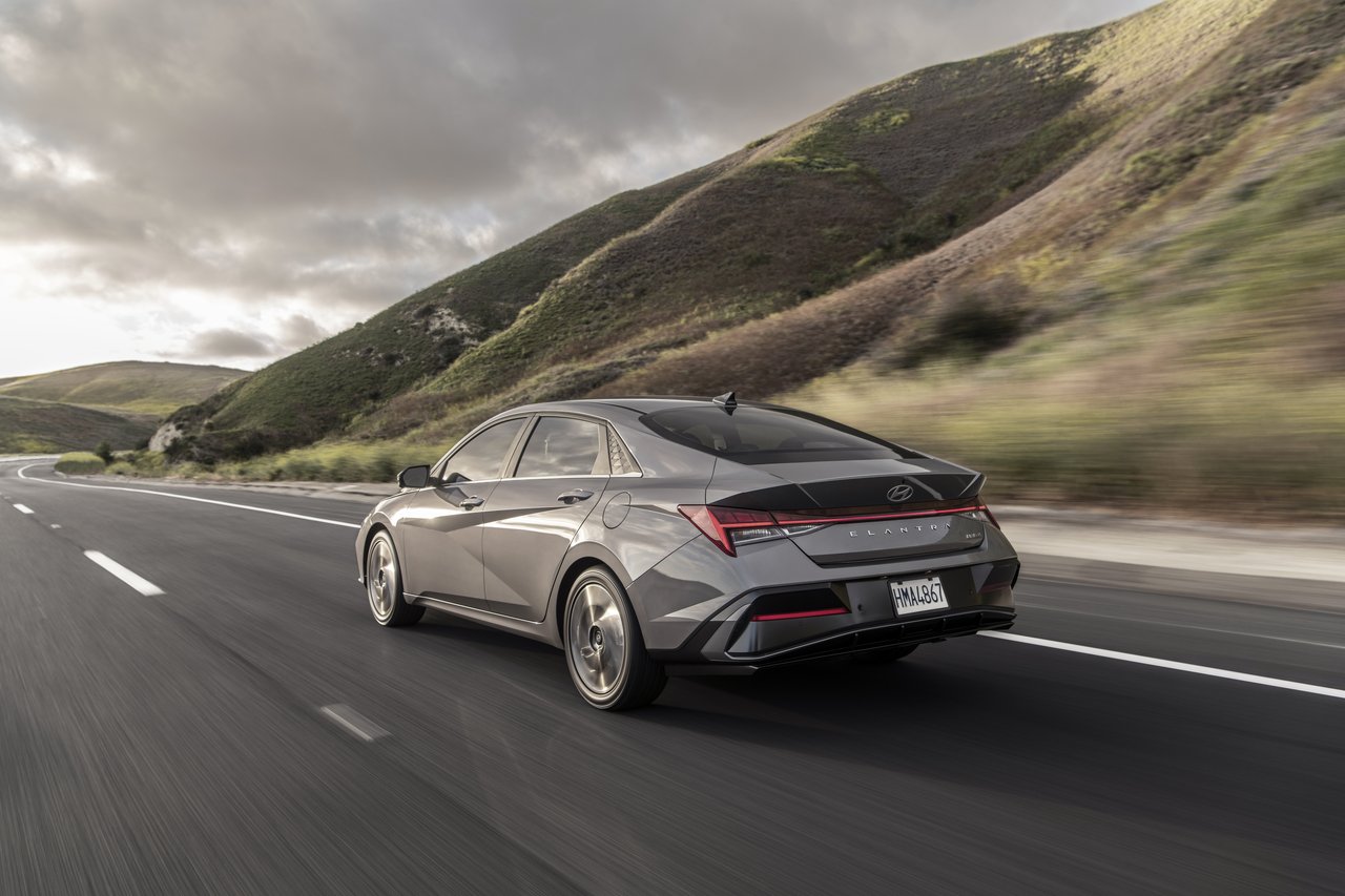 Hyundai Elantra - Miniature 3