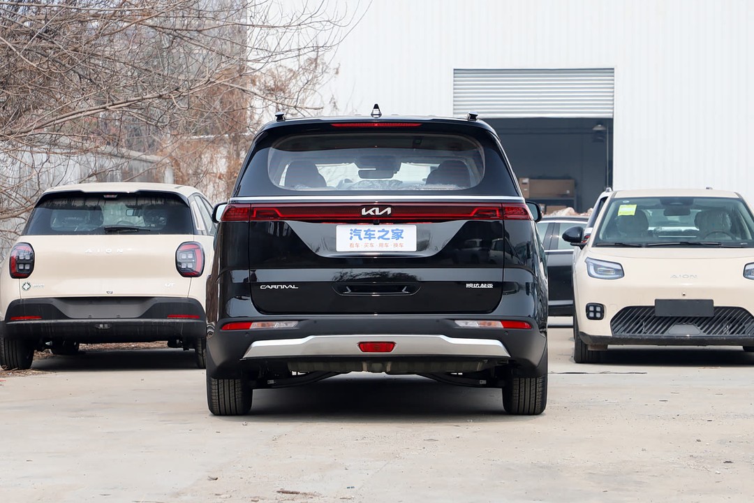 Kia Carnival - Miniature 5