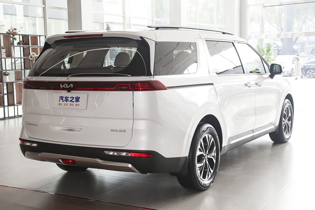 Kia Carnival - Miniature 11
