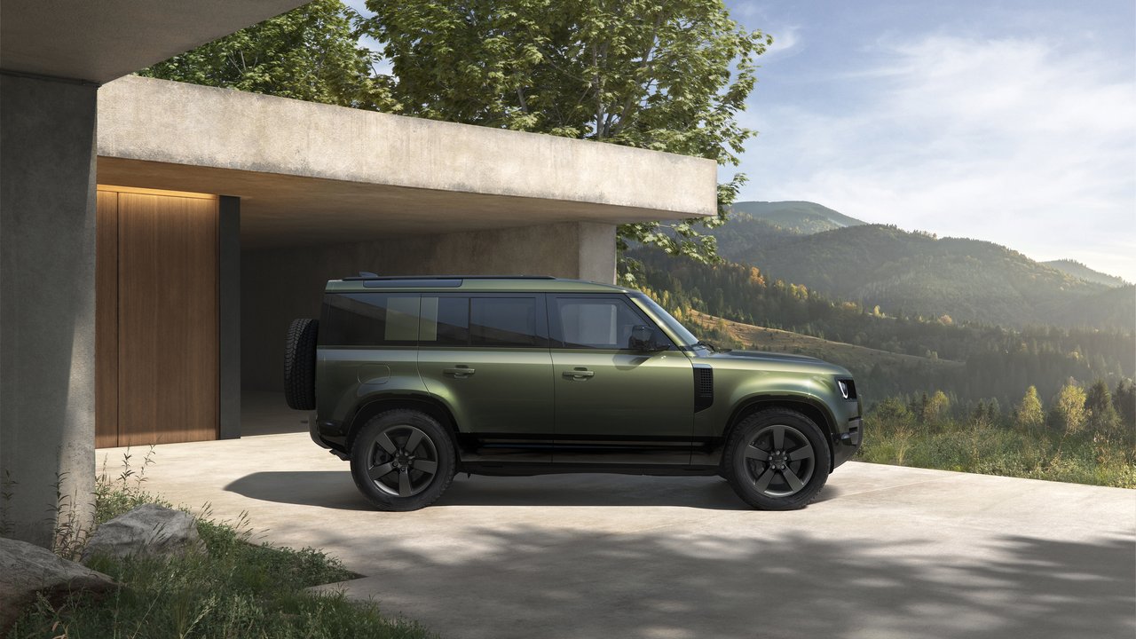 Land Rover Defender 110 - Miniature 2