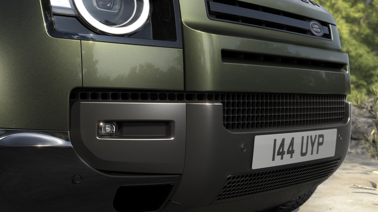 Land Rover Defender 110 - Miniature 4