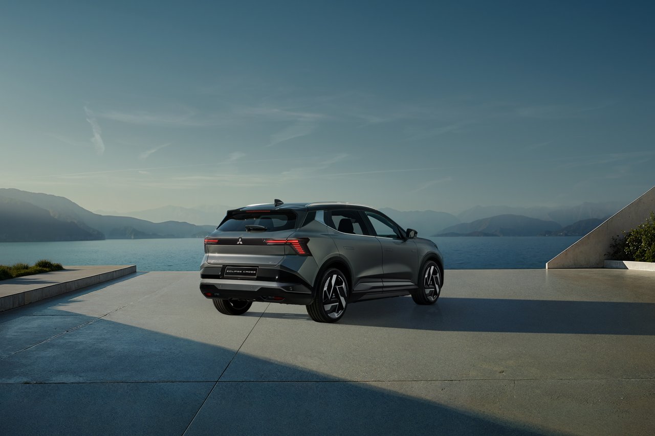 Mitsubishi Eclipse Cross PHEV - Miniature 2