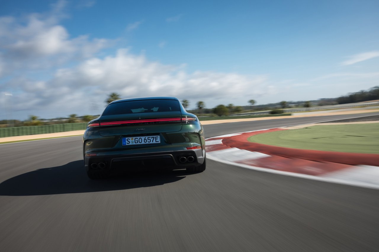 Porsche Panamera - Miniature 7
