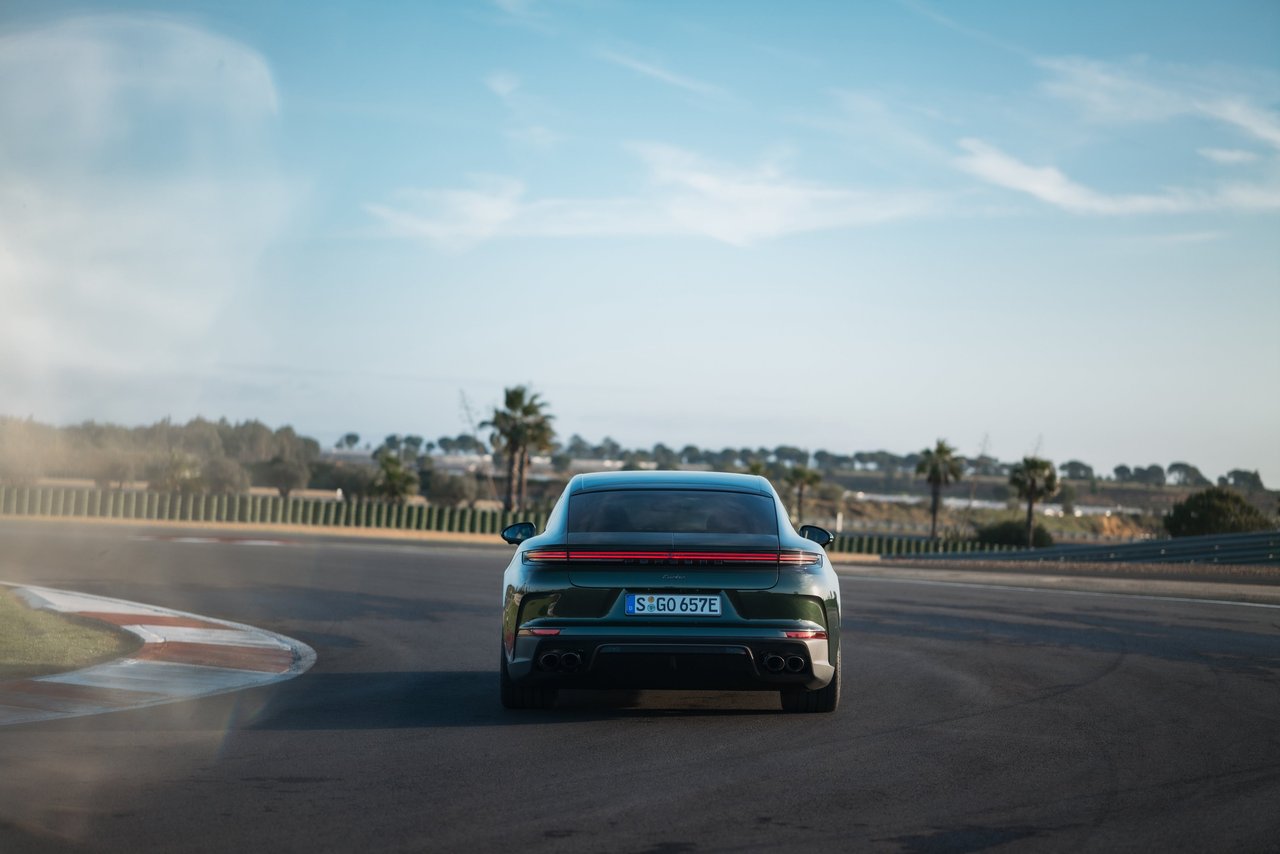 Porsche Panamera - Miniature 8