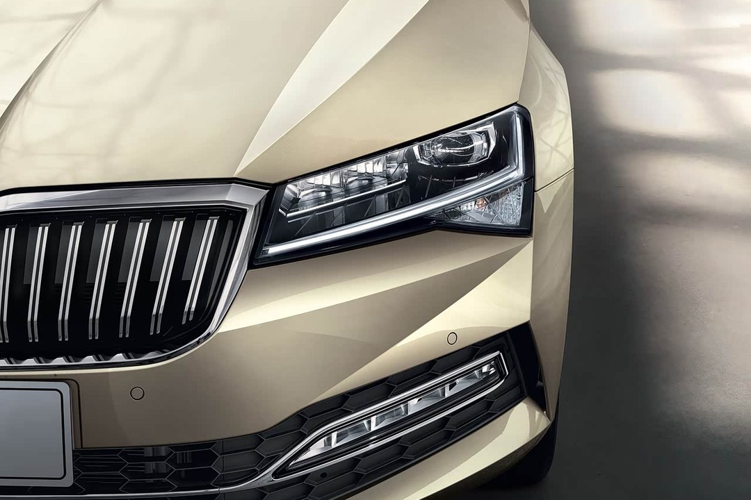 Skoda Superb - Miniature 4