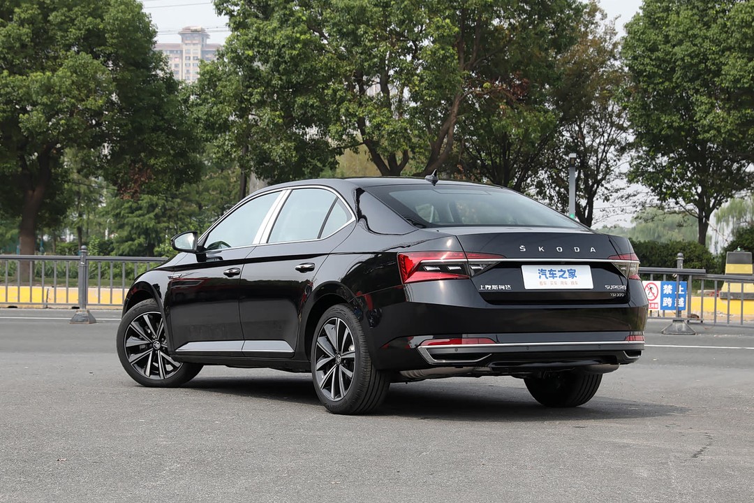 Skoda Superb - Miniature 6