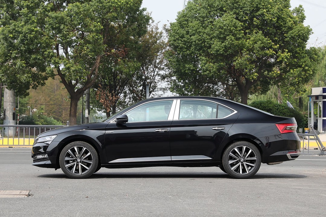 Skoda Superb - Miniature 7