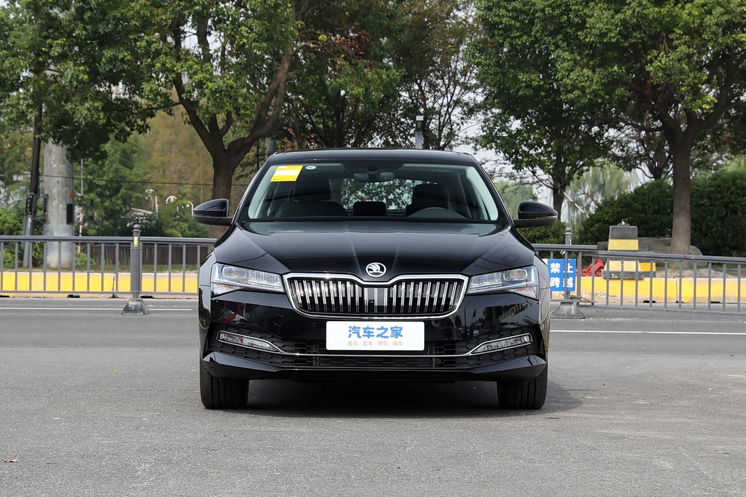 Skoda Superb - Miniature 8