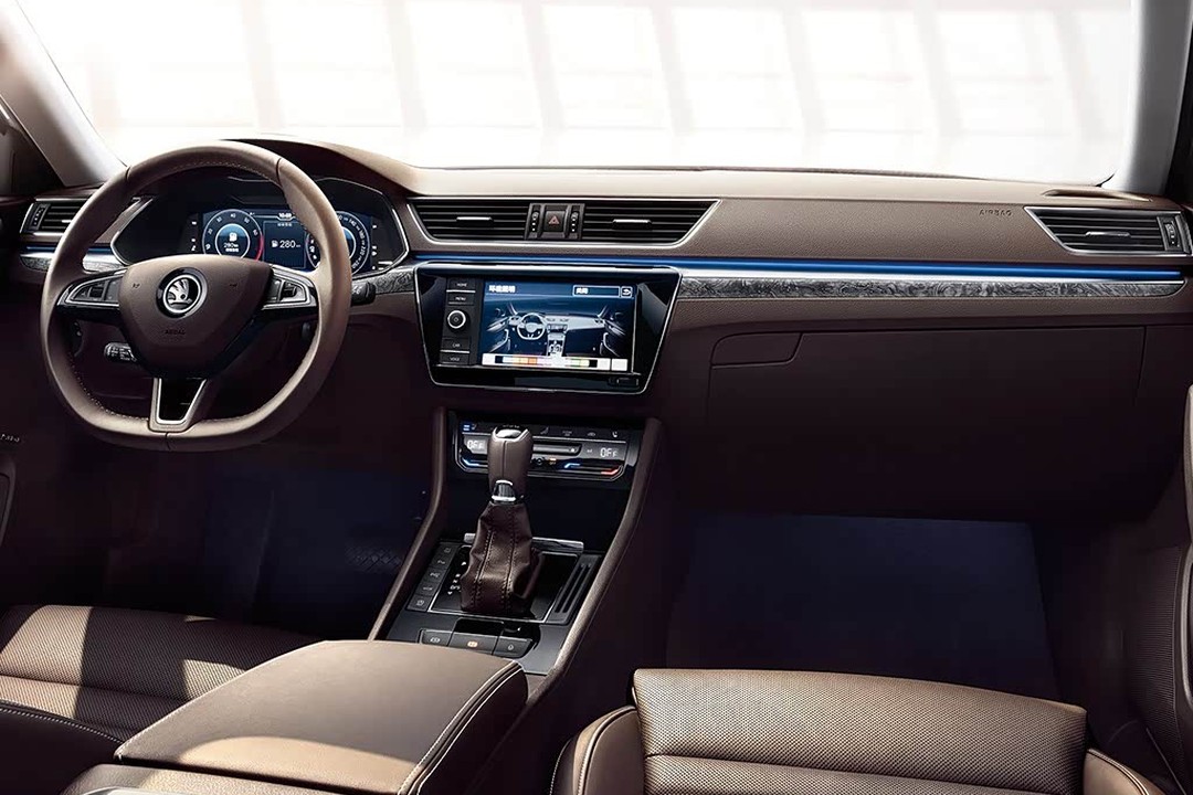 Skoda Superb - Miniature 9