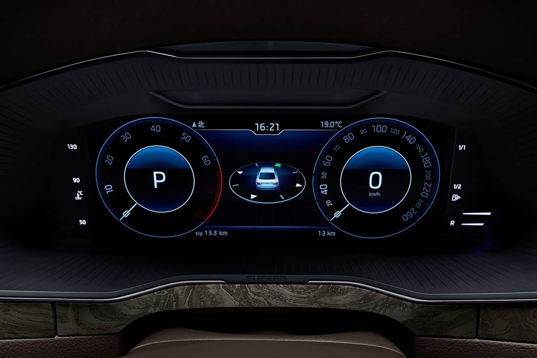 Skoda Superb - Miniature 12