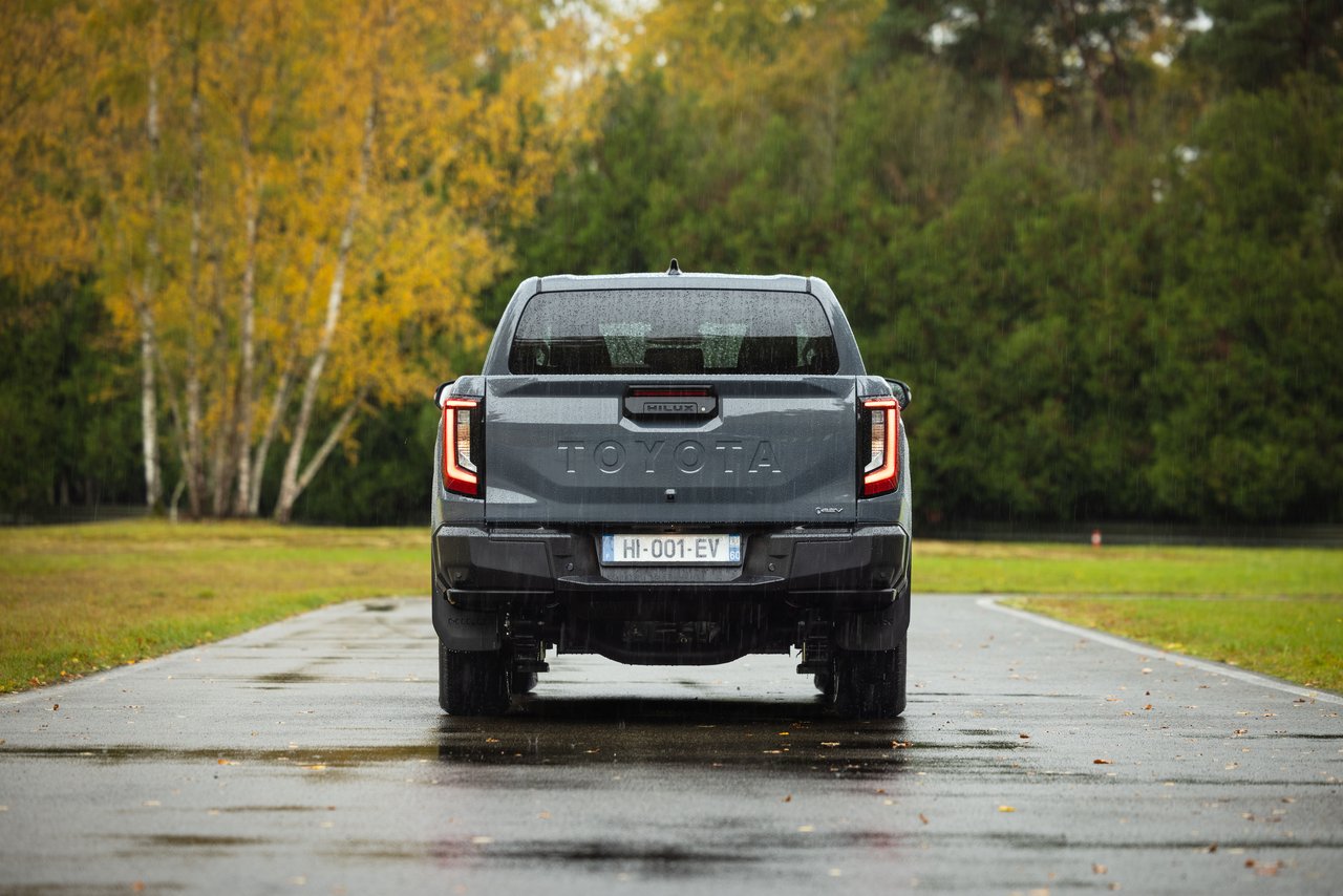 Toyota Hilux - Miniature 7