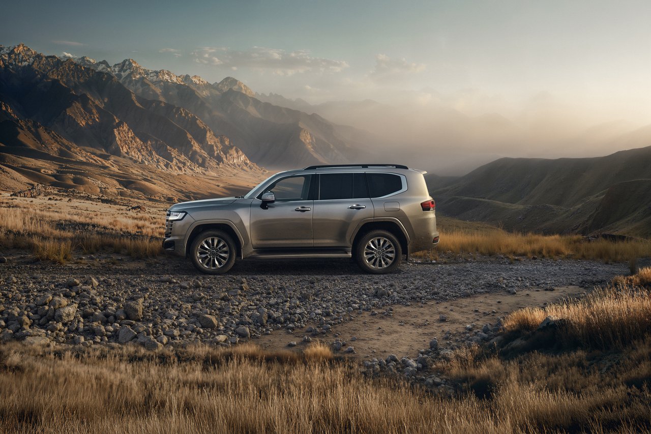 Toyota Land Cruiser 300 - Miniature 4