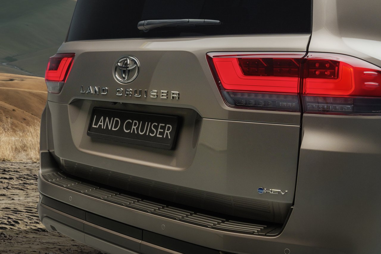 Toyota Land Cruiser 300 - Miniature 6